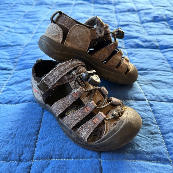 Kid’s Keen Hiking Sandals - Picture 1 of 4